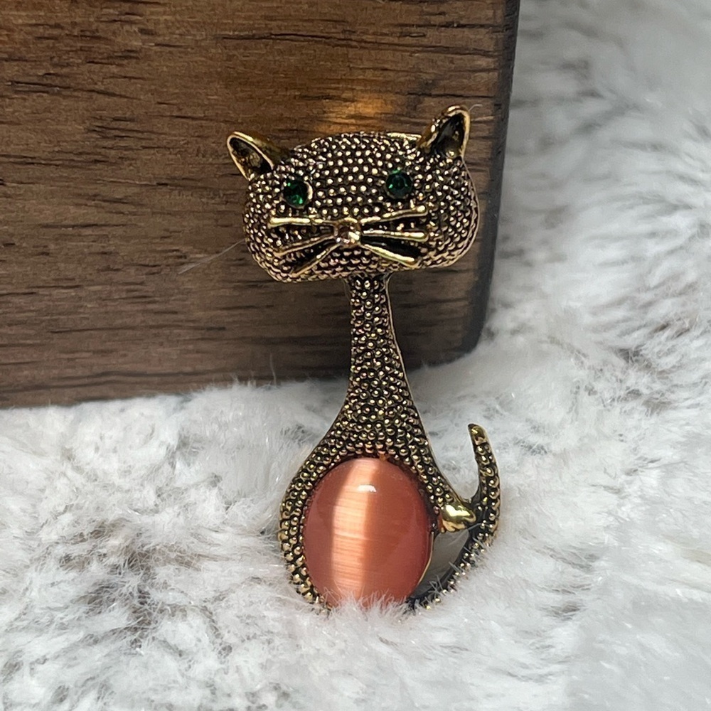 Cute Cat brooch pin with pink cat eye stone, and crystal eyes and nose NEW